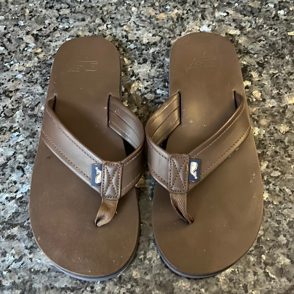 Vineyard Vines men’s flip flops